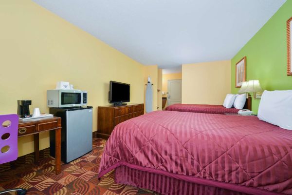 Hotel SUPER 8 BY WYNDHAM LAKE OF THE OZARKS (Eldon)
